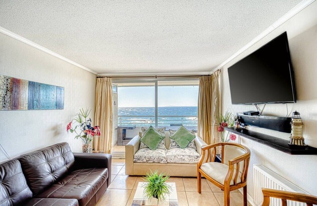 Ocean Bright 2BR W/View, Wifi, Parking & Pool