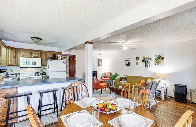 Ocean City Condo w/Pool Access: Walk to Beach!