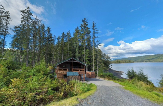 Ocean front 1-bedroom apartment in enchanting Whale Pass with strong WiFi