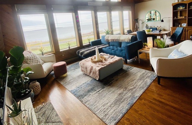 Ocean front Beach House with amazing views ! Full kitchen , WiFi , Teen suite !