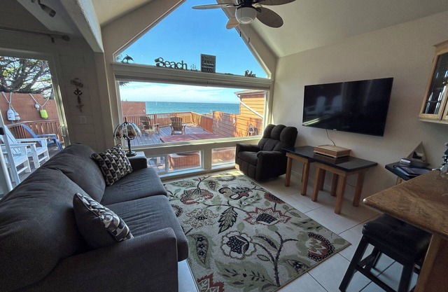 Ocean Front Cabin 17 with Private Jacuzzi & Remarkable Views (Private Beach Owned by White Rock Resort)