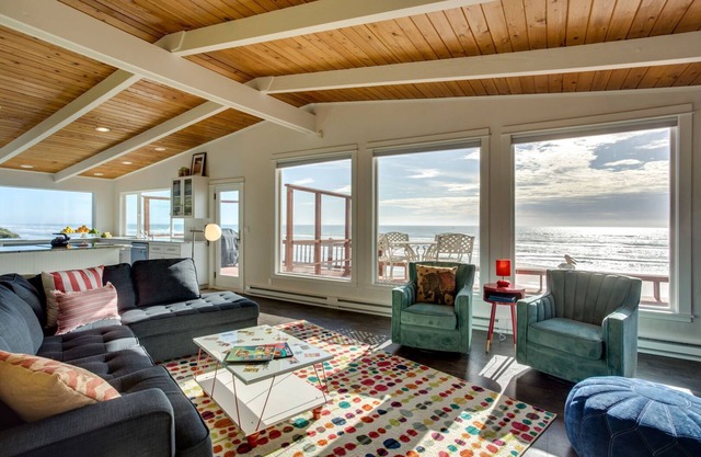 Ocean Front Hot Tub, South Beach, Newport, Dog Friendly!