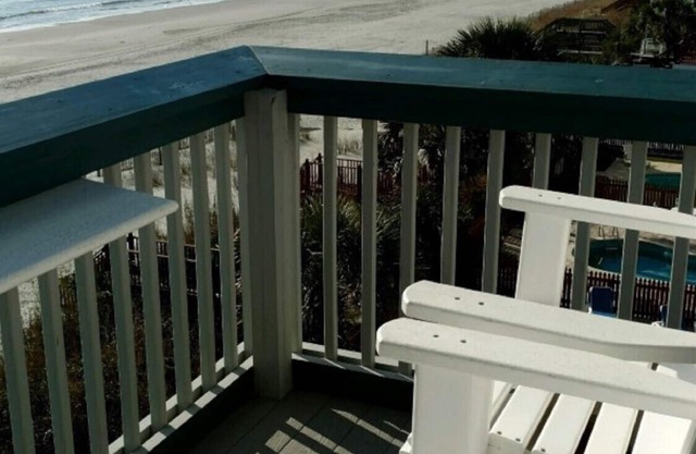 Ocean front Million dollar view! Cozy couples retreat!