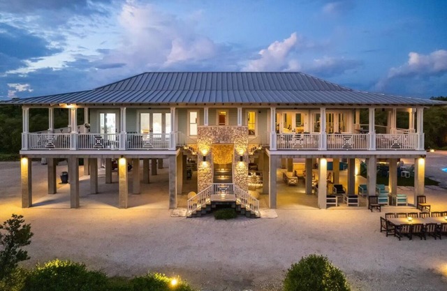 OCEAN FRONT OASIS PRIVATE RESORT LIKE HOME - WITH PROTECTED 45' BOAT SLIP