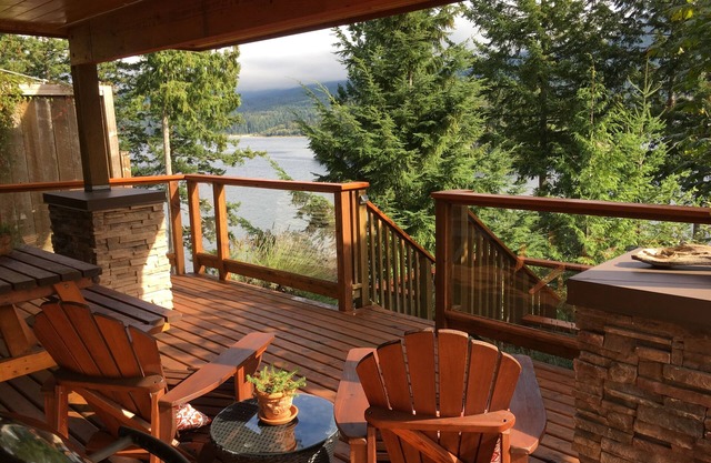 Ocean Front, Spectacular Views, Minutes From Sechelt, a Sunshine Coast Hub!