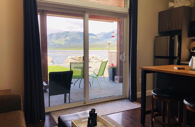 Ocean Front Vacation Suite - The Whale's Tale