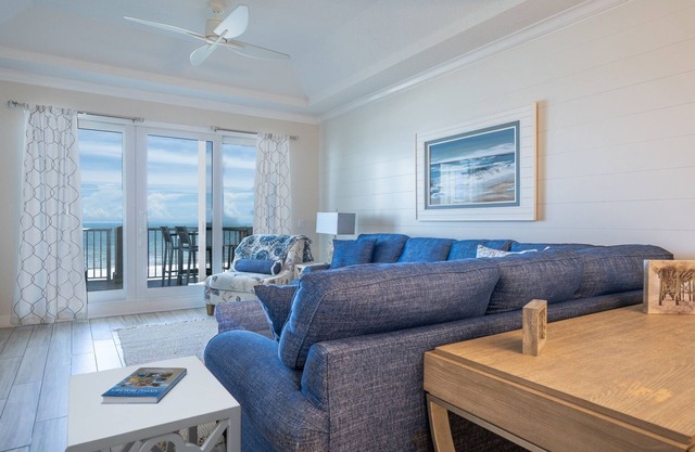 Ocean Place Penthouse Paradise! Oceanfront, 2 Pools - 7 min walk to the Ritz!