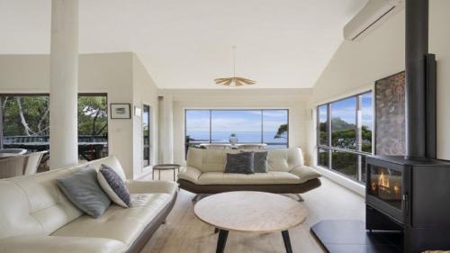 'Ocean Ridge at Killcare' by HolidayCo