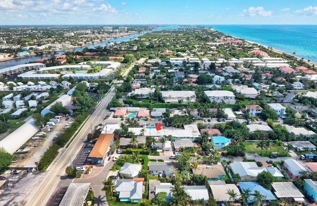 Ocean Ridge Boutique Apartment 14 with a large pool 200m from the beach