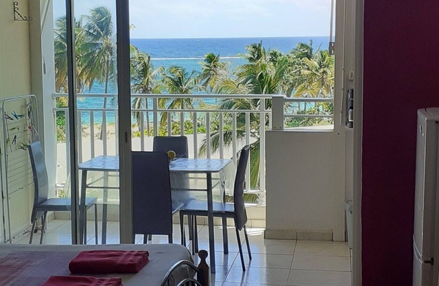 Ocean view, 2-minute walk to the beach