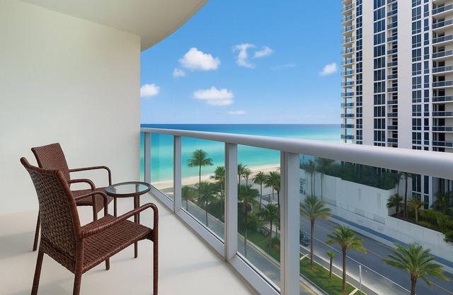 Ocean view apartment with balcony - 7H