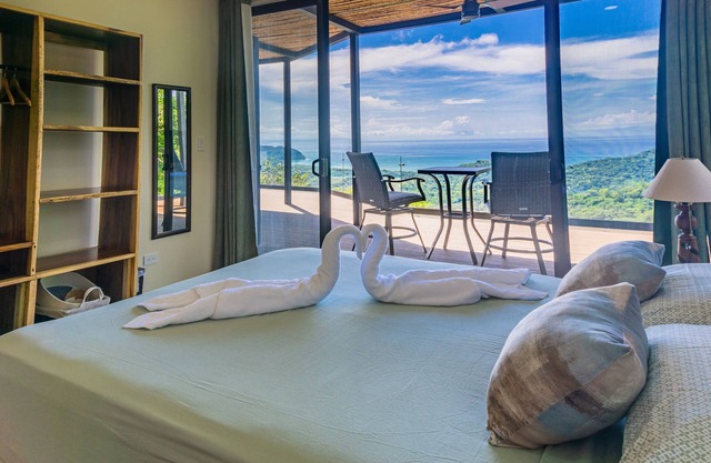 Ocean view with infinity pool - 5 mins to Carrillo!