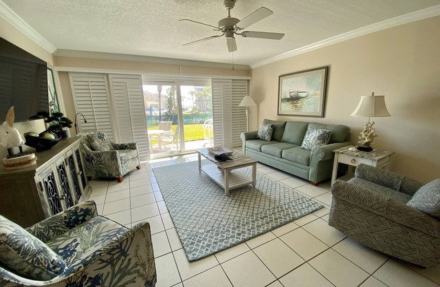 Ocean view (pool side) 2 bedroom, 2 bath flat. Corner unit.