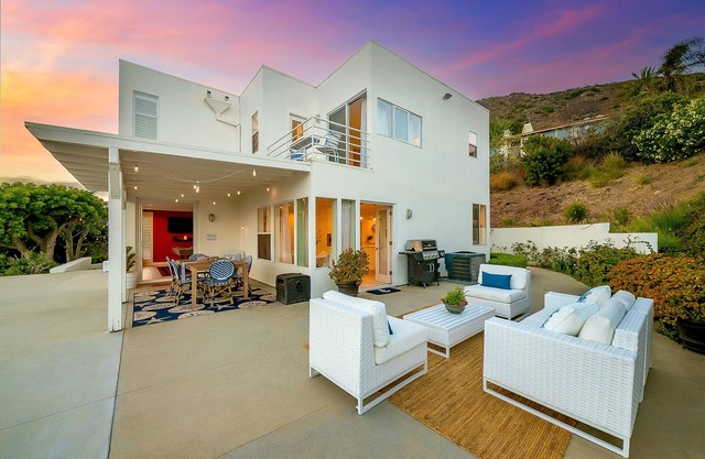Ocean-view retreat with hot tub, grill, patio, pool table, & fitness studio