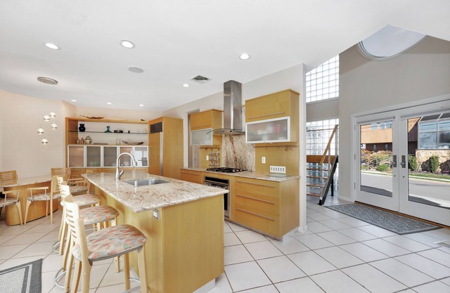 Ocean view Spacious 5-bedroom villa with heated pool jacuzzi & private beach