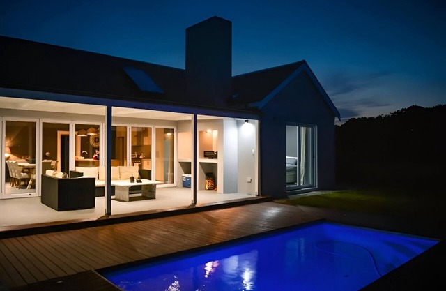 Ocean View - wonderful 5 Bedroom house with solar inverter & pool.n