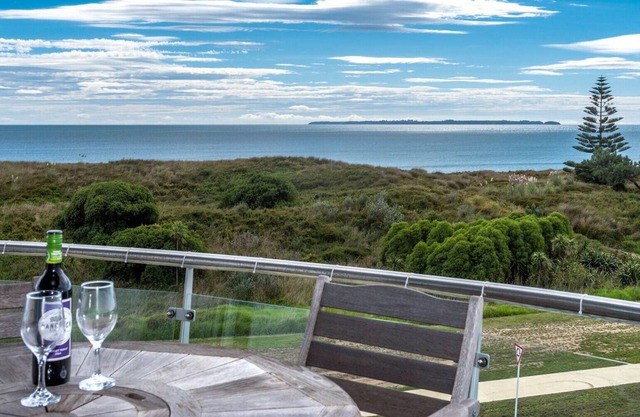 OCEAN VIEWS AND BBQS - PAPAMOA HOLIDAY APARTMENT in Papamoa
