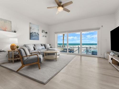 Ocean Vista Renovated Townhouse Steps to Beach & Pool
