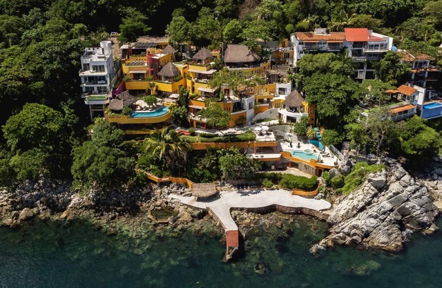 Oceanfront 15 Bedroom Villa For 28 Guests.