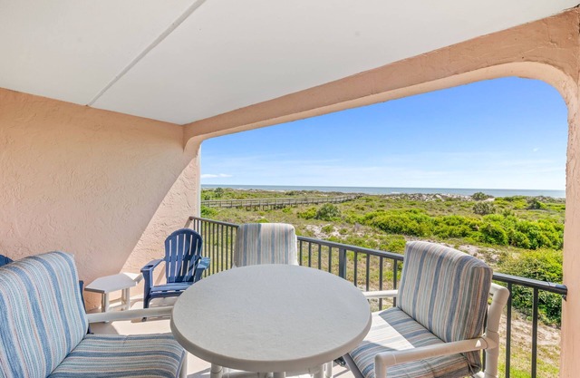 OCEANFRONT 2 bed/2.5 bath Townhouse! Pool & Tennis