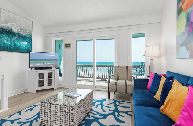 Oceanfront 2 BR Duplex West w/Panoramic Views, Sundeck, Balconies & Beachfront
