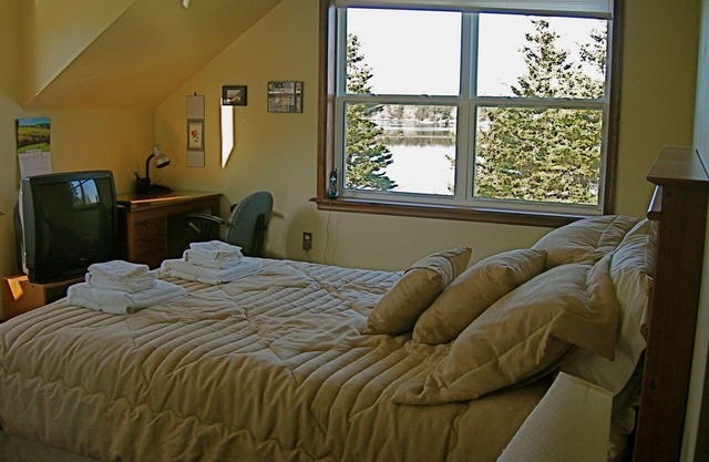 Oceanfront 3 Bedroom Cottage 5 Minutes from Peggy's Cove.