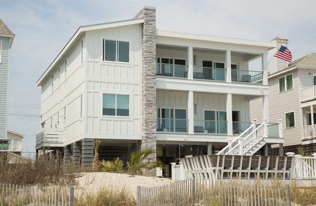Oceanfront 6 BR Beach House in Garden City! Susan's Oasis