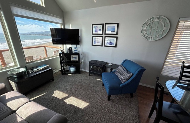 Oceanfront Cabin 6 with Private Jacuzzi & Awe-Inspiring Views (Private Beach owned by White Rock Resort)