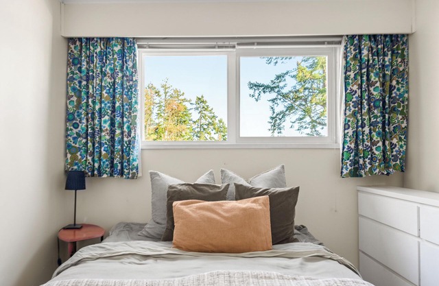 Oceanfront Cabin in Millbay close to Brentwood College and Millbay Village