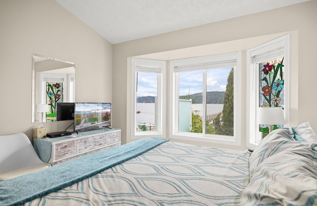 Oceanfront Cabin with Hot Tub!