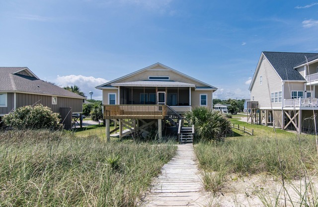 Oceanfront Classic w/Screened Porch & Sun Deck; Cable TV & WiFi