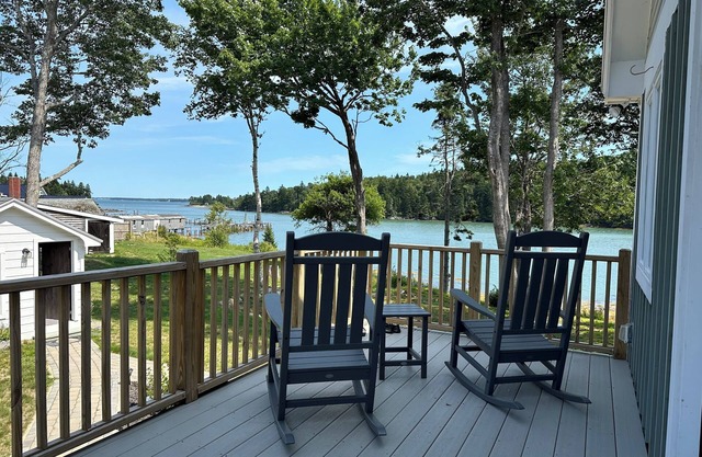 Oceanfront Coastal Retreat - 4 BR, 5 BA, Free WIFI