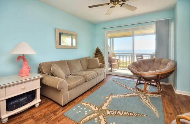 Oceanfront Condo 2 BR/1BA-Close to POOL and BEACH!-Sleeps 4