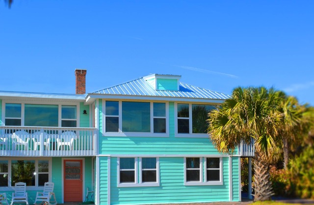 Oceanfront Cottage: 7 Bedrooms : Sleeps 16 : Parking for 6 Cars : Outdoor Grill