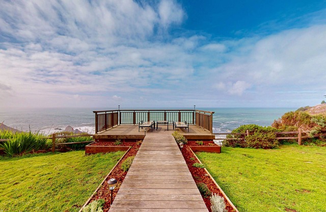 Oceanfront cottage with deck, stunning 180-degree views & 7.5 acres