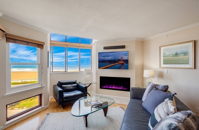 OCEANFRONT Direct VIEW at the beach/balcony/elevator