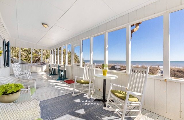 Oceanfront Home/Pet Friendly/Screened Porch/4 Bedrooms/1 Bath/Sleep 8