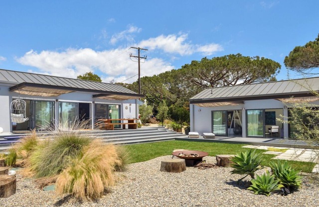 Oceanfront Malibu Retreat: Luxury Guest House and Creative Studio