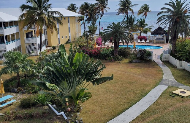 Oceanfront Oasis; Fun family retreat, with private pool, snorkeling steps away.