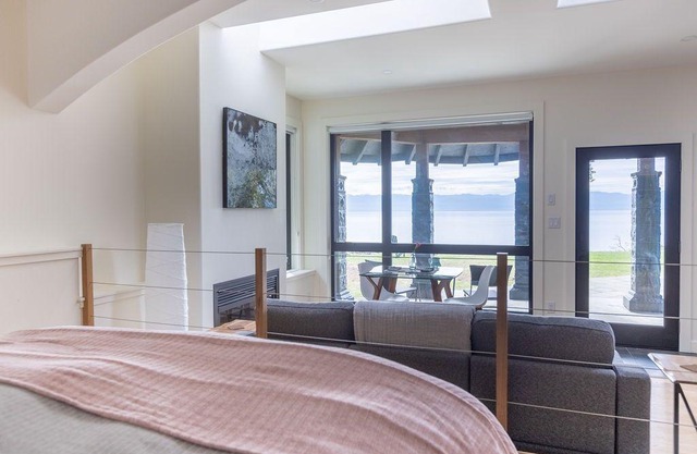 Oceanfront, sauna, soaker tub, outdoor shower, private, fireplace, BBQ, adults.