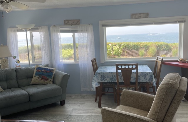 OCEANFRONT, UNOBSTRUCTED VIEWS OF BREATHTAKING SUNSETS AND OCEAN/PRIVATE BEACH!