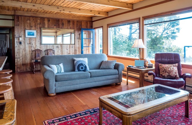 Oceanfront West Coast Vacation Home-Surfside Cottage with hot tub