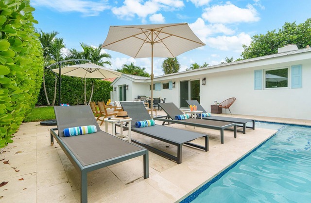 Oceans Paradise~ Private beach~ Heated pool ~Bikes