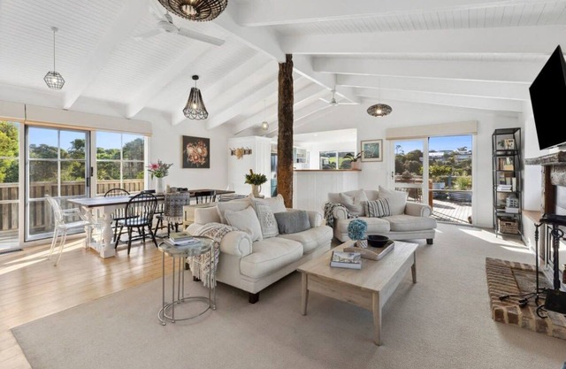 Oceanside Haven: With Fire and lake views.