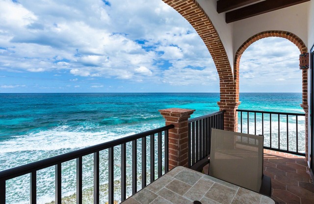 Oceanside Villa "Cozumel" with a/c pool in centro 5 min stroll to beach