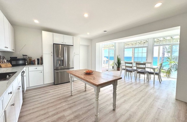 "OceanView" Beach House, Grape Bay Beach, Paget