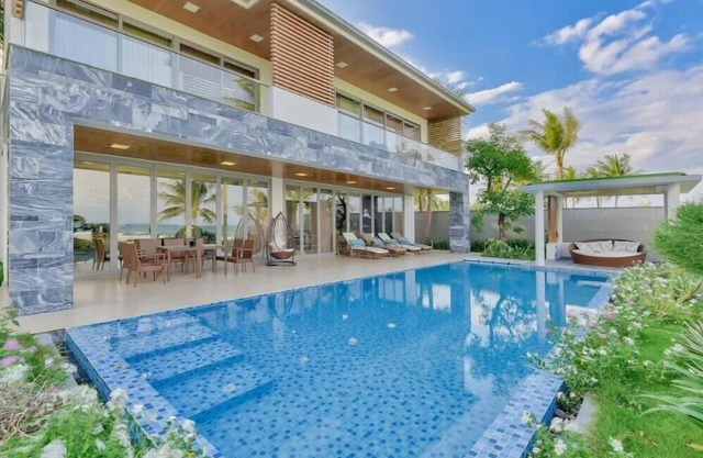 Oceanview Beachfront Villa With Pool & Garden