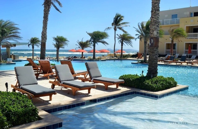Oceanview Condo , 5 minute walk to Dawn Beach & use of Marriot's amenities!