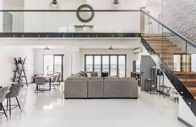 Oceanview lux Villa, infinity pool, swim up bar, chef services, perfect retreat!