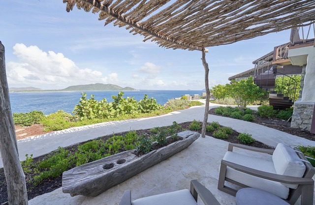 Oceanview Sunrise Suite w/Outdoor Shower & Patio